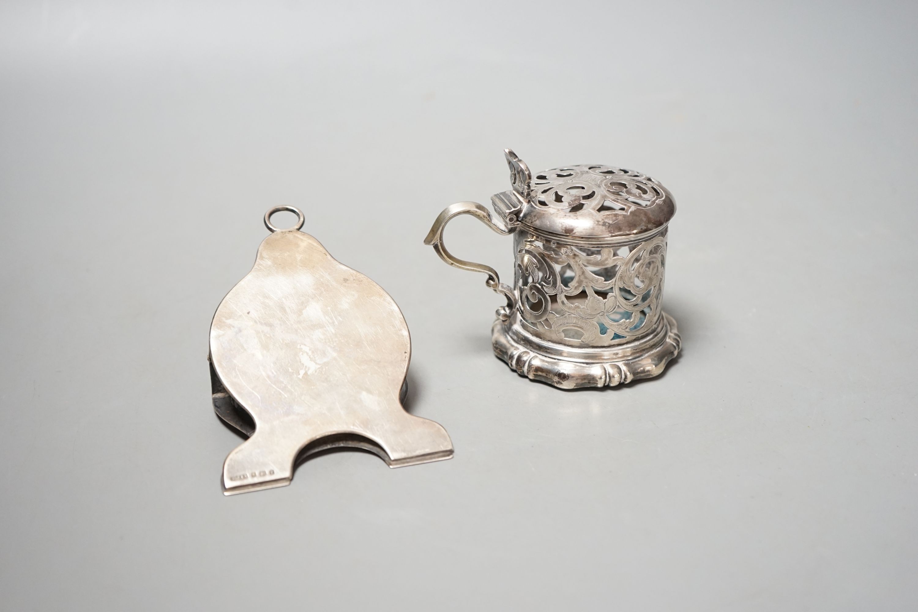 An Art Nouveau pierced silver latter clip, Grey & Co, Birmingham, 1905, 11.2cm and a Victorian pierced silver mustard pot.